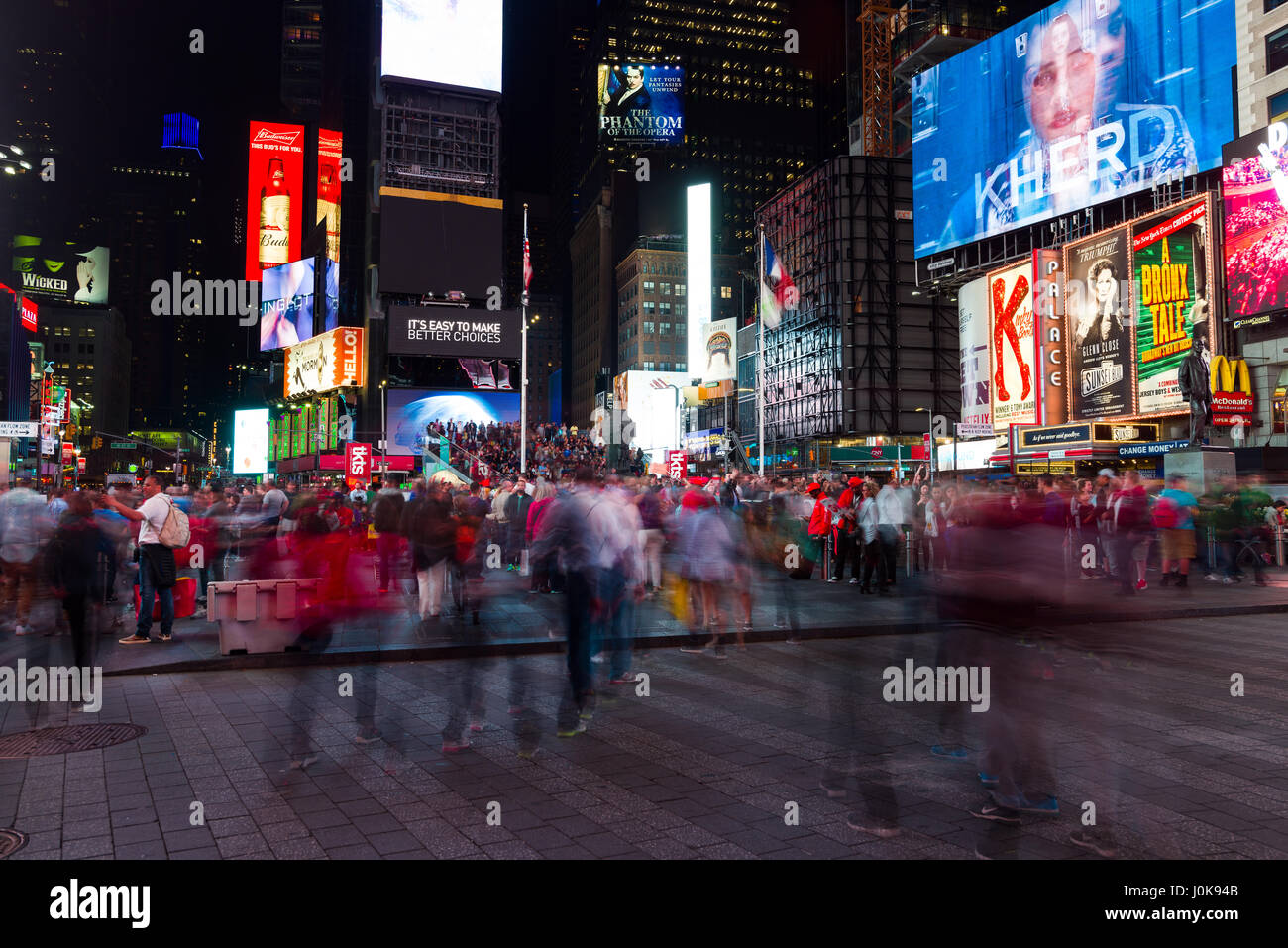 Times Square bei Nacht mit Menschen Überqueren einer Straße, Manhattan, New York Stockfoto