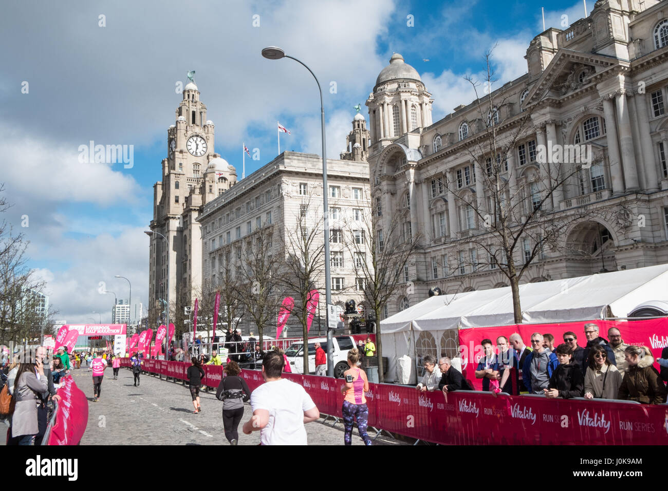 Liverpool-Halbmarathon, Ziellinie, Pier Head, Samba, Musik, Liverpool, Merseyside, England, Weltkulturerbe-Stadt, Stadt, Nord, Nord, England, Englisch, UK. Stockfoto