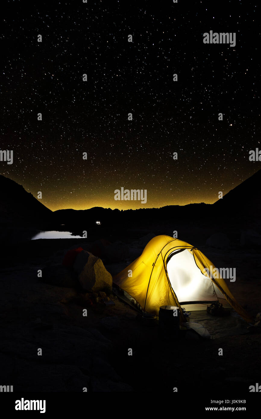 CA03228-00... Kalifornien - Stars über Campingplatz am Gitarre See am Fuße des Mount Whitney an den John Muir Trail im Sequoia National Park. Stockfoto