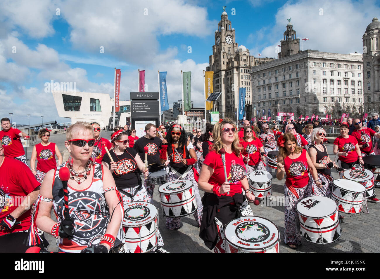 Liverpool-Halbmarathon, Ziellinie, Pier Head, Samba, Musik, Liverpool, Merseyside, England, Weltkulturerbe-Stadt, Stadt, Nord, Nord, England, Englisch, UK. Stockfoto