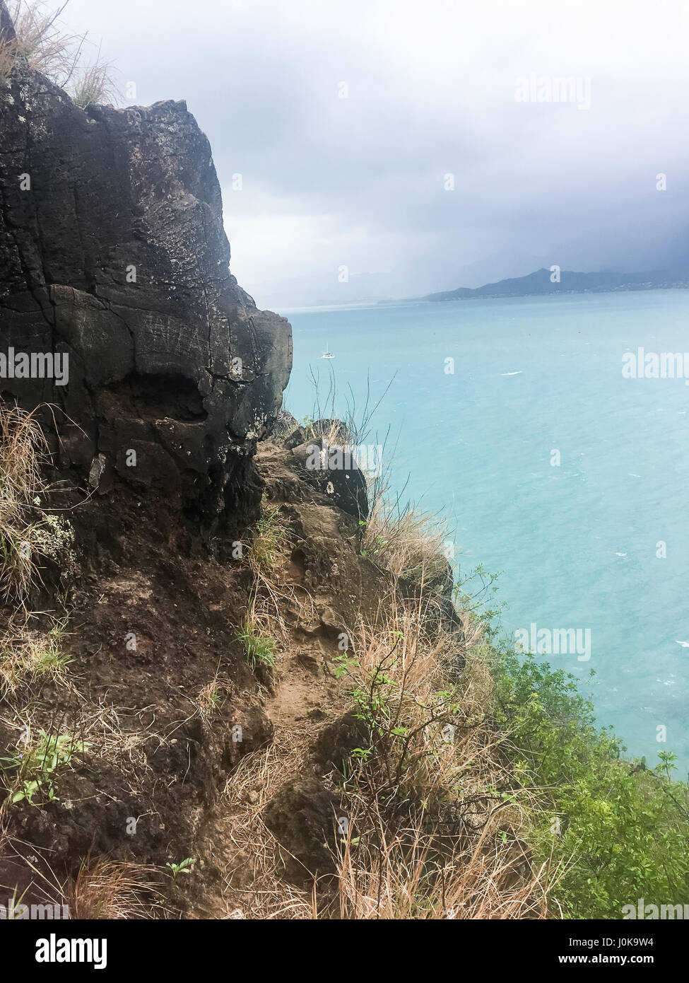 Mokoli'i Island (früher bekannt als der veraltete Begriff „Chinaman's hat“) vor der Küste von Oahu Hawaii. Blick von der extrem gefährlichen Wanderung zum Gipfel der steilen Insel. Stockfoto