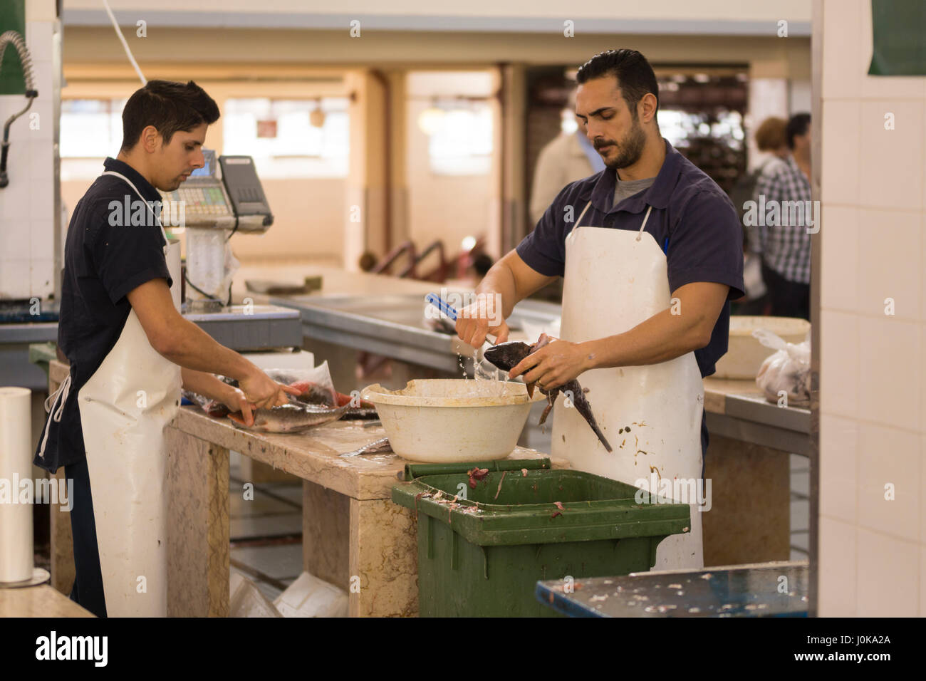 Fischhändler ausnehmen und Skalierung Fisch auf den Mercado Dos Lavradores, Funchal Stockfoto