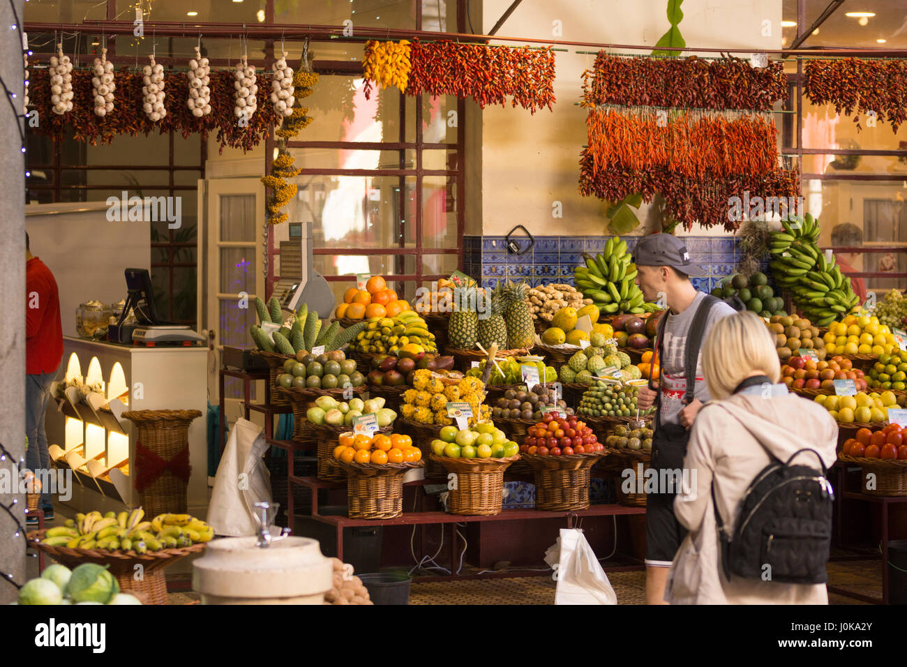 Touristen auf der Suche auf die Frucht auf dem Display an Mercado Dos Lavradores, Funchal Stockfoto
