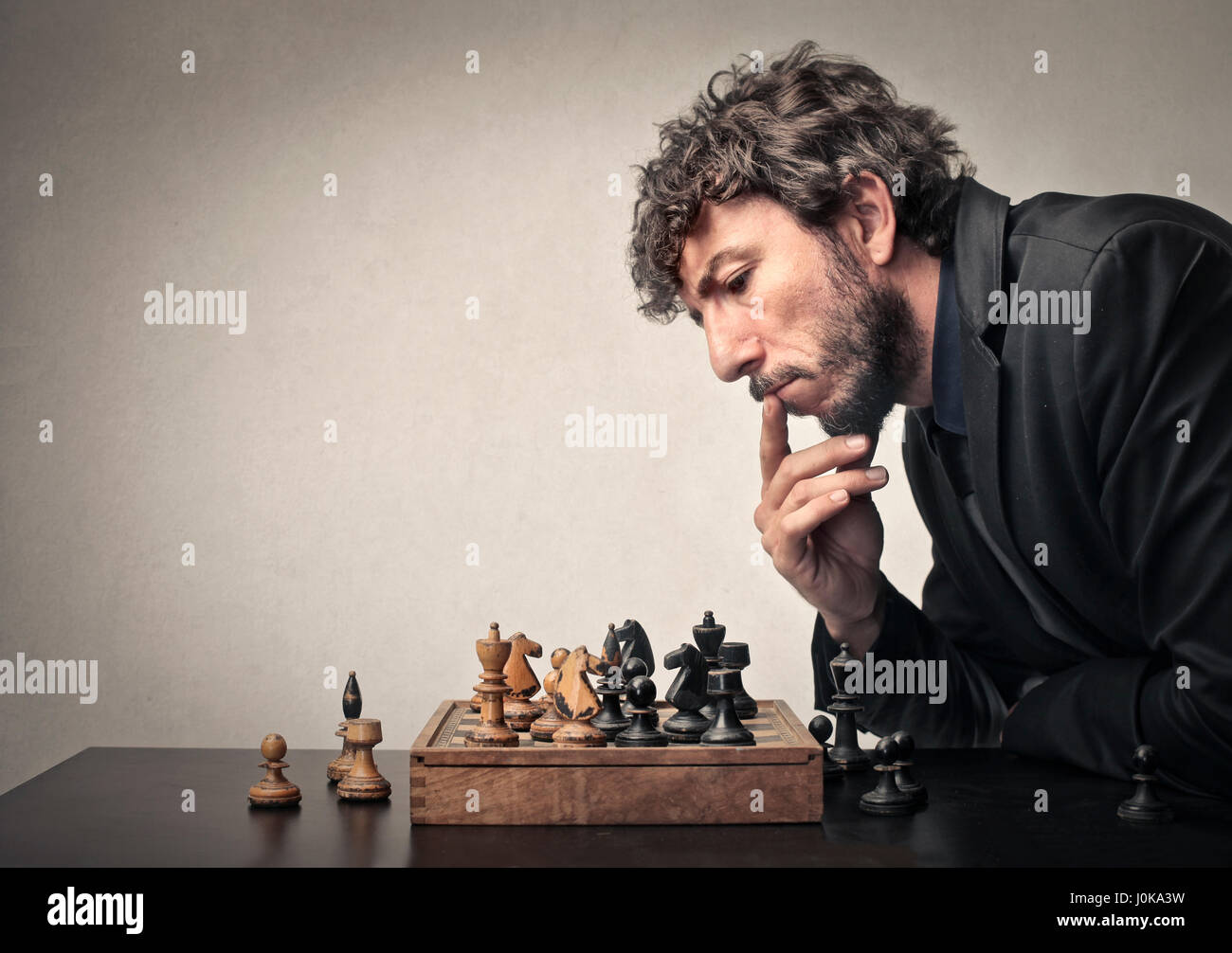 Geschäftsmann, die Schach spielen Stockfoto