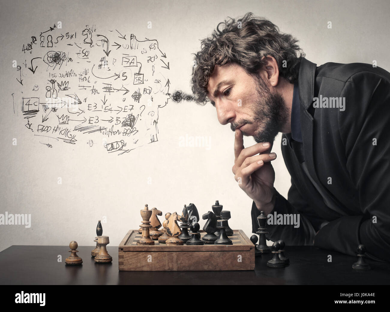 Geschäftsmann, Schach zu spielen und einen Plan aufstellen Stockfoto