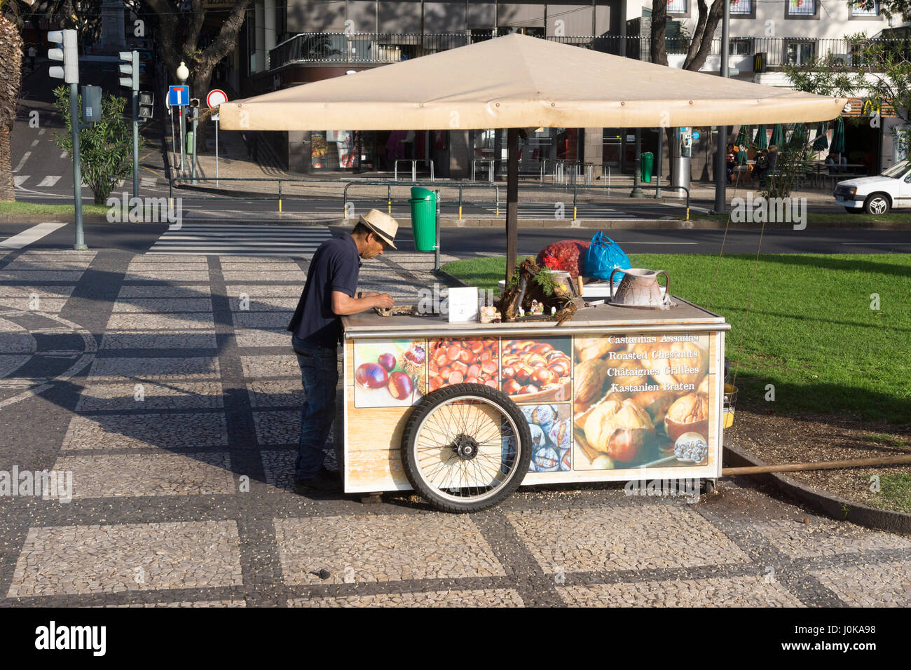 Geröstete Kastanien Verkäufer in den frühen Morgenstunden in Funchal einrichten Stockfoto