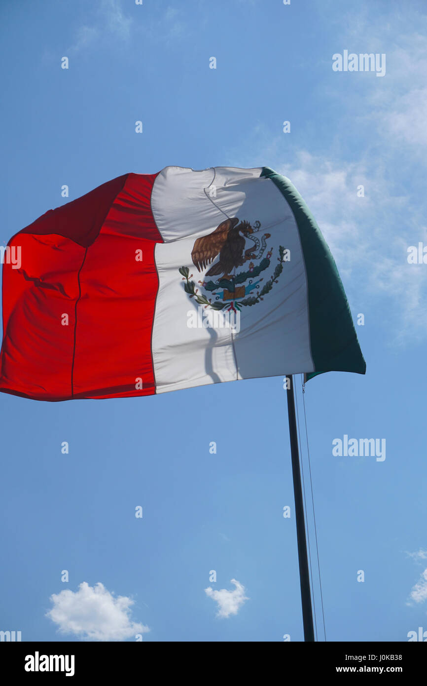 Mexikanische Flagge winken über Mexiko-Stadt, Mexiko Stockfoto