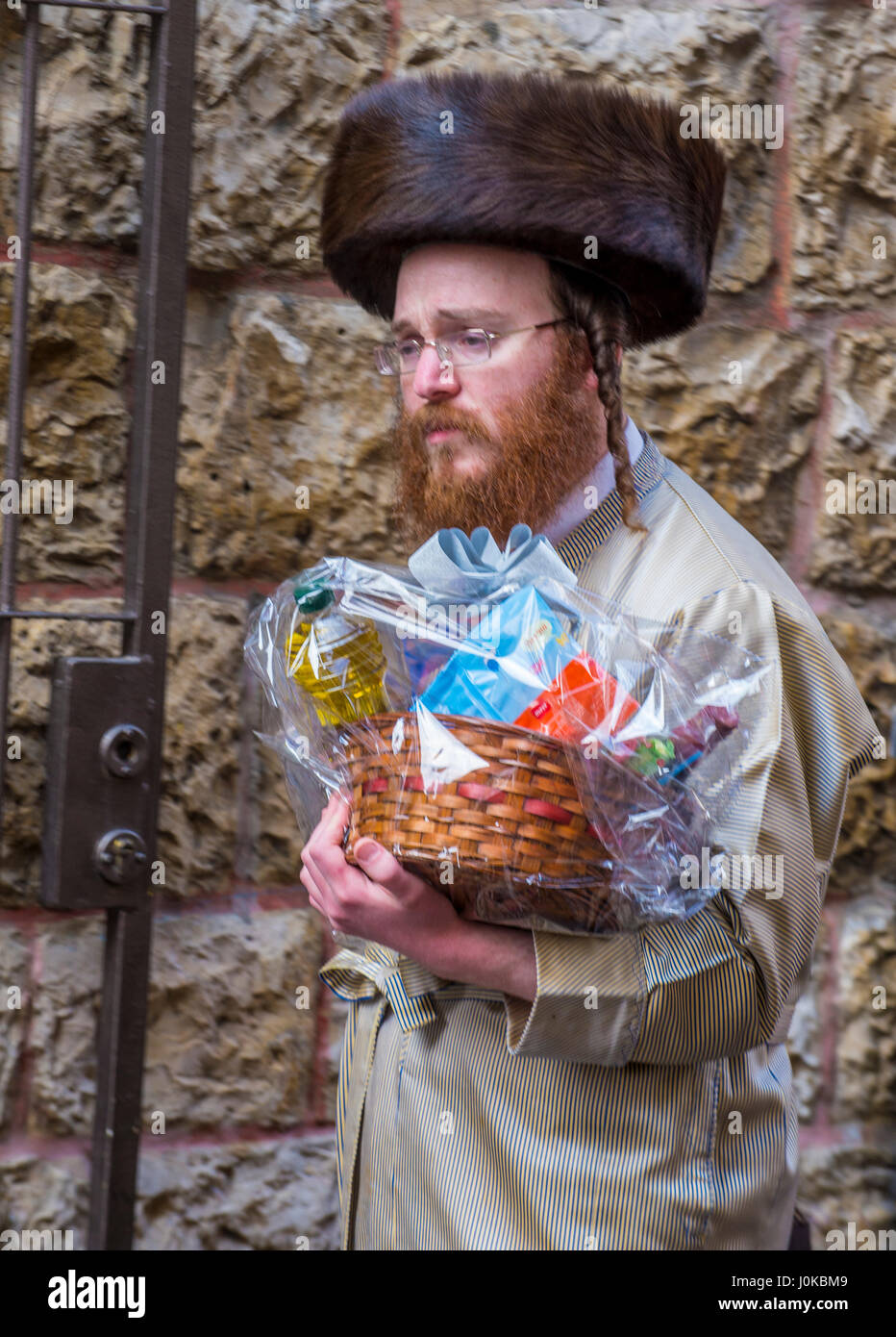 Ultra orthodoxe Mann Mishloach Manot während Purim in Mea Shearim Jerusalem zu halten Stockfoto