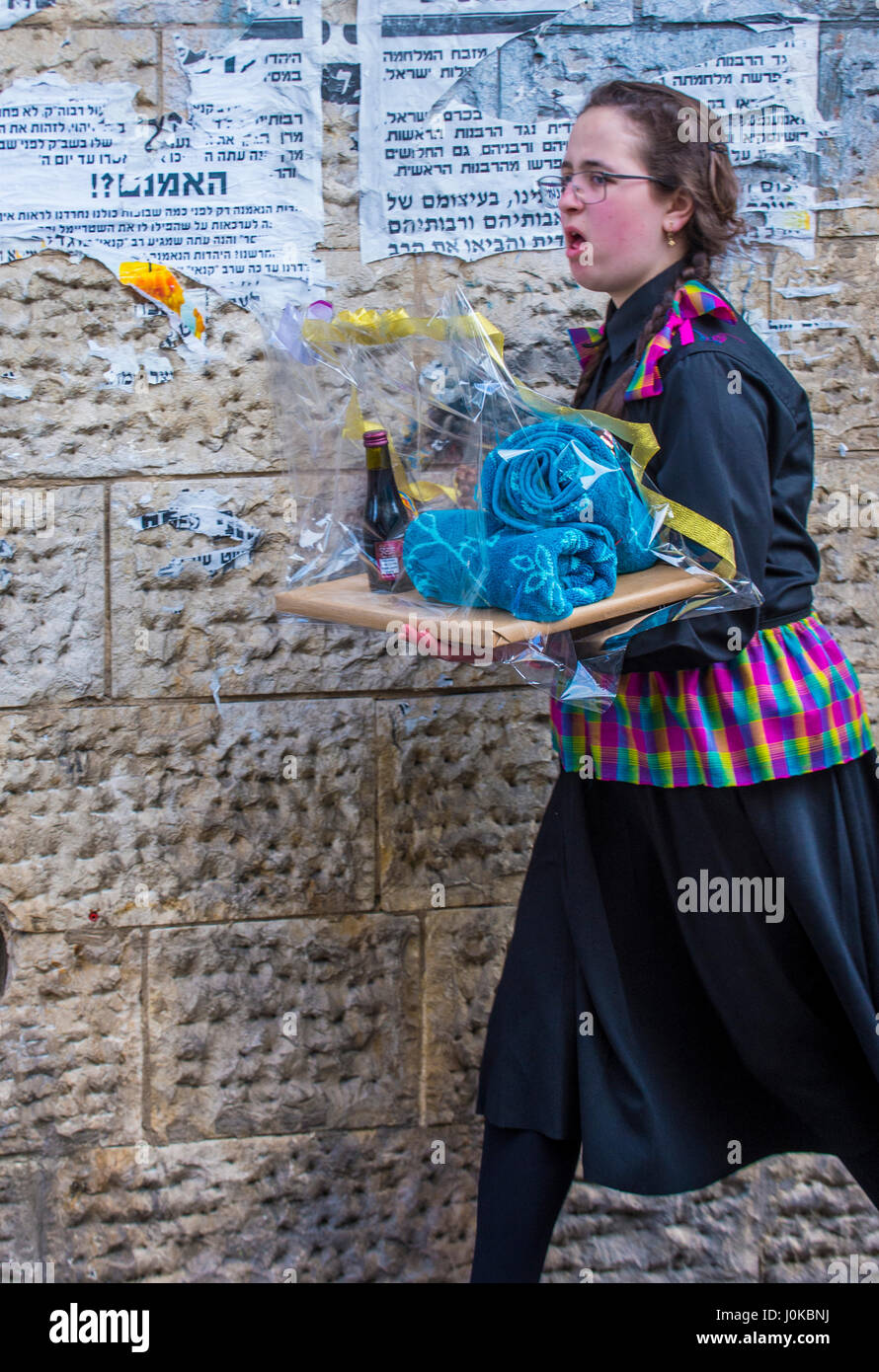 Ultra orthodoxe Frau hält Mishloach Manot während Purim in Mea Shearim Jerusalem Stockfoto