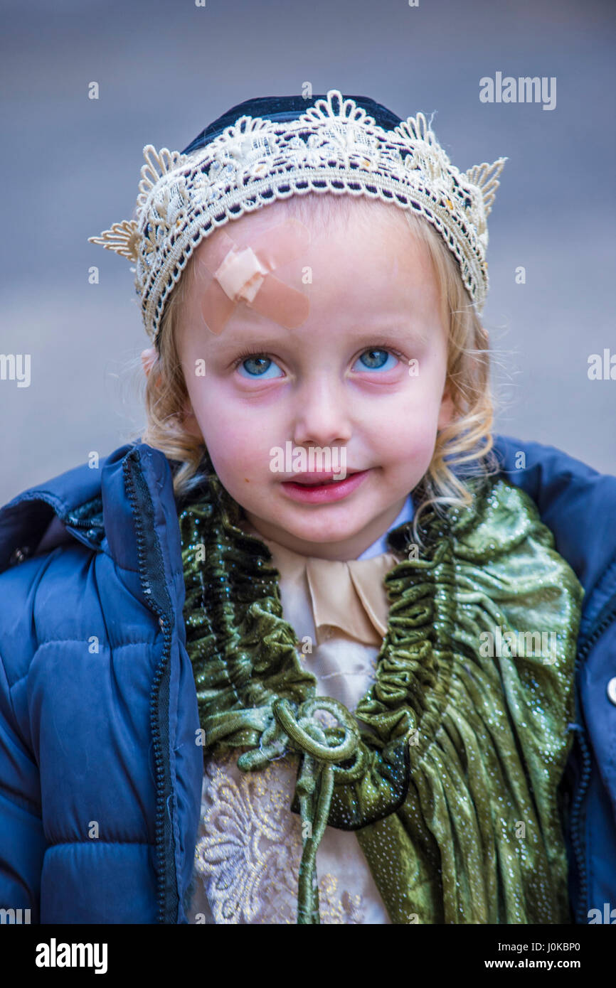 Ultra orthodoxe Kind während Purim in Mea Shearim Jerusalem Stockfoto