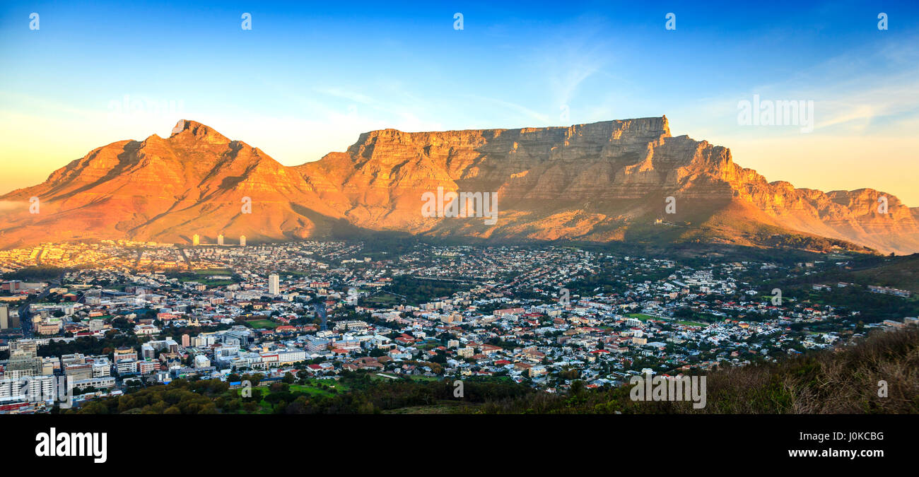 Malerische Aussicht auf den Tafelberg in Kapstadt, Südafrika bei Sonnenuntergang Stockfoto