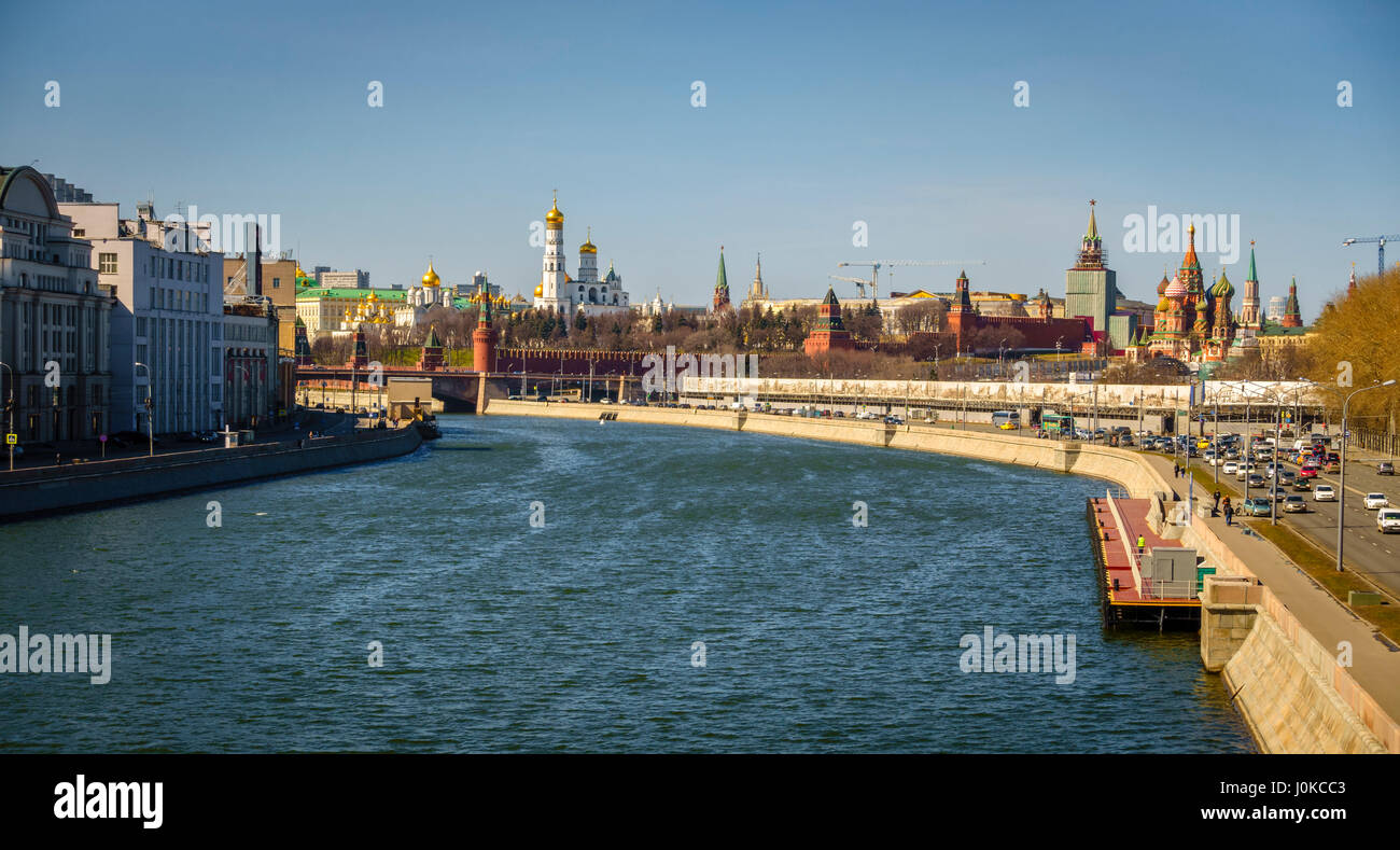 Blick auf die Moskwa und den Kreml von Bolschoi Ustyinkiy Brücke Stockfoto