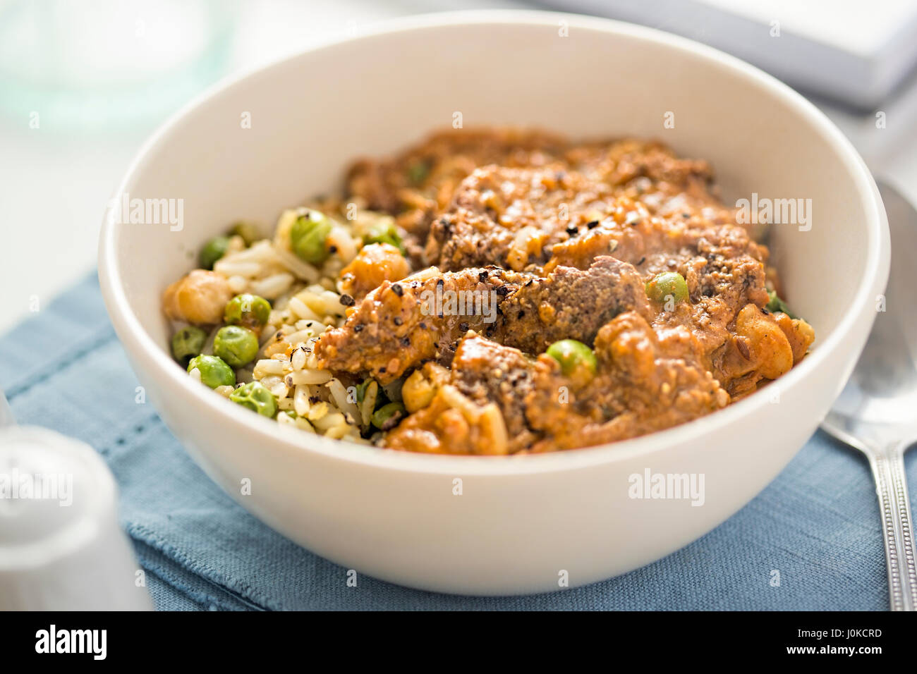 Lammcurry mit Erbsen und Kichererbsen Stockfoto