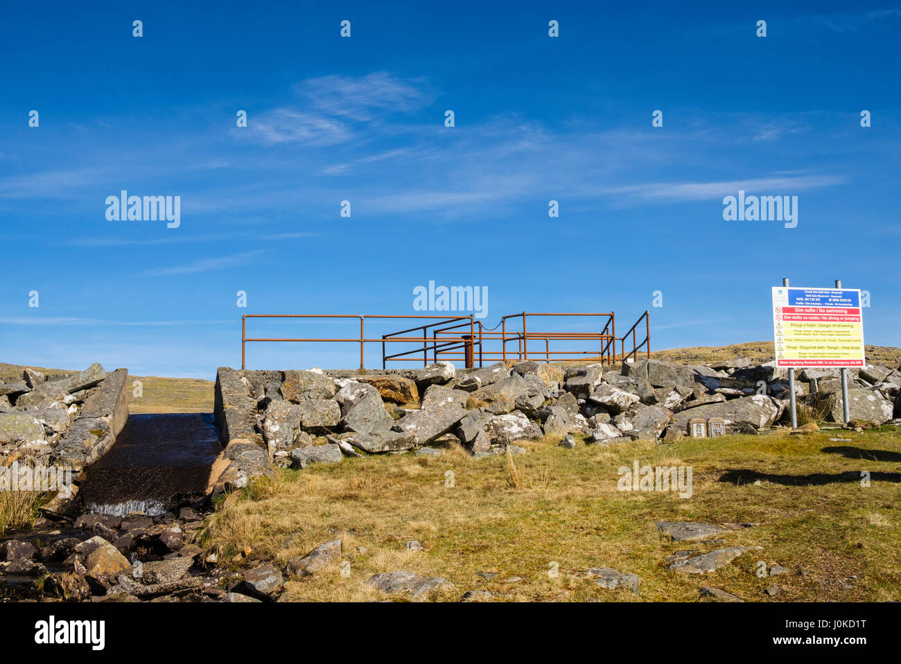 Kein Schwimmen Warnzeichen von dam und Abfluss für Reservoir Llyn Gelli zu gewinnen. Bronaber, Trawsfynydd, Gwynedd, Wales, UK, Großbritannien Stockfoto