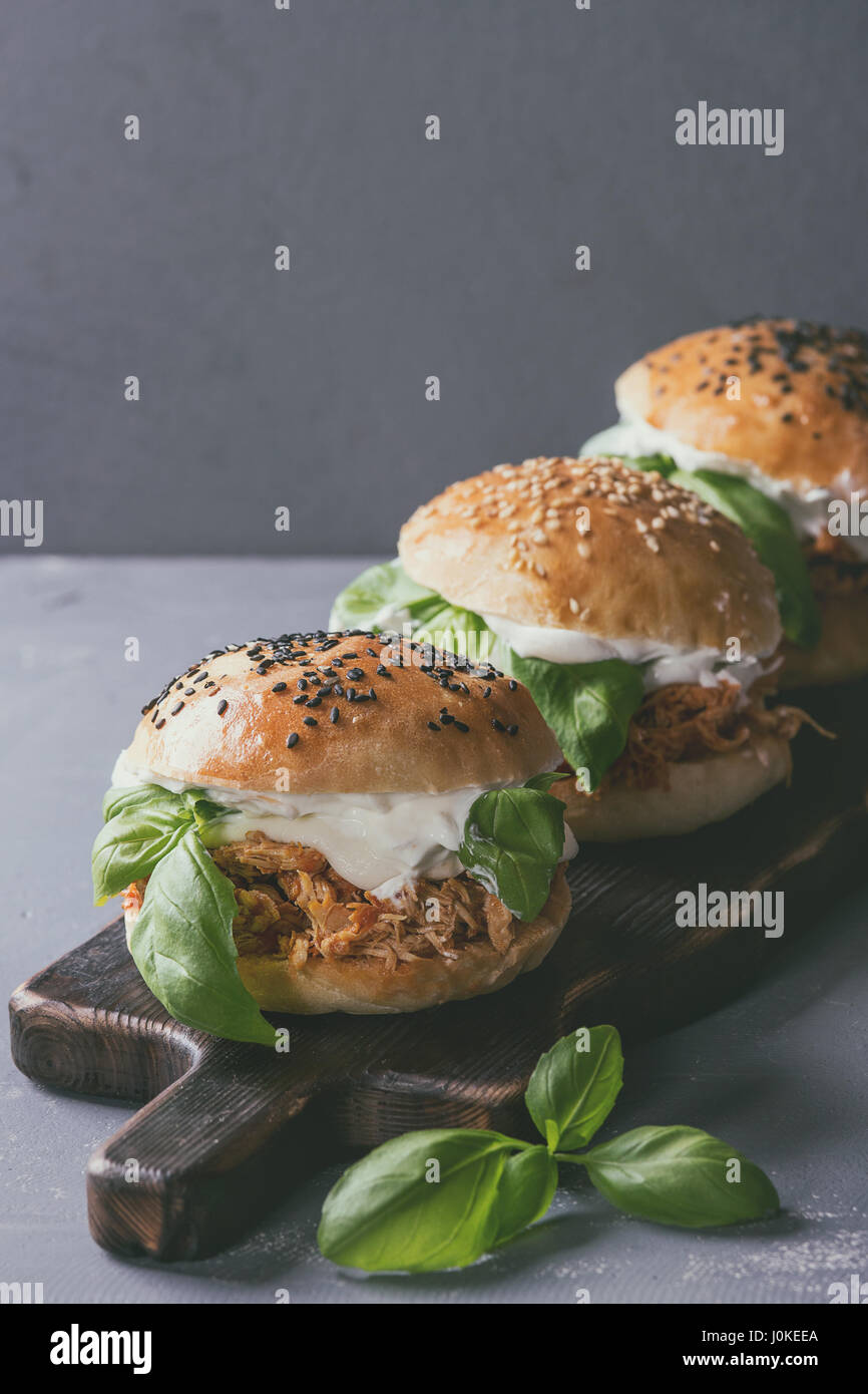 Hausgemachte Mini-Burger mit gezogener Huhn, Basilikum, Mozzarella-Käse ...