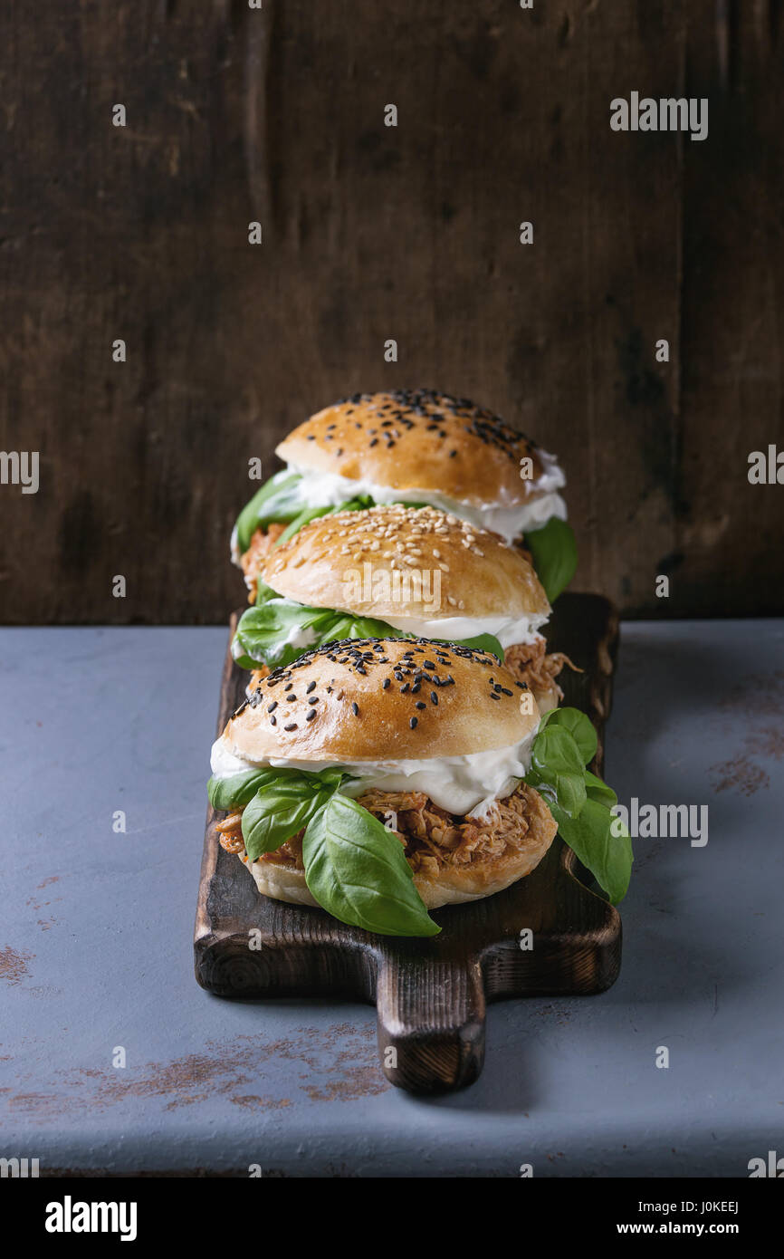 Hausgemachte Mini-Burger mit gezogener Huhn, Basilikum, Mozzarella-Käse ...