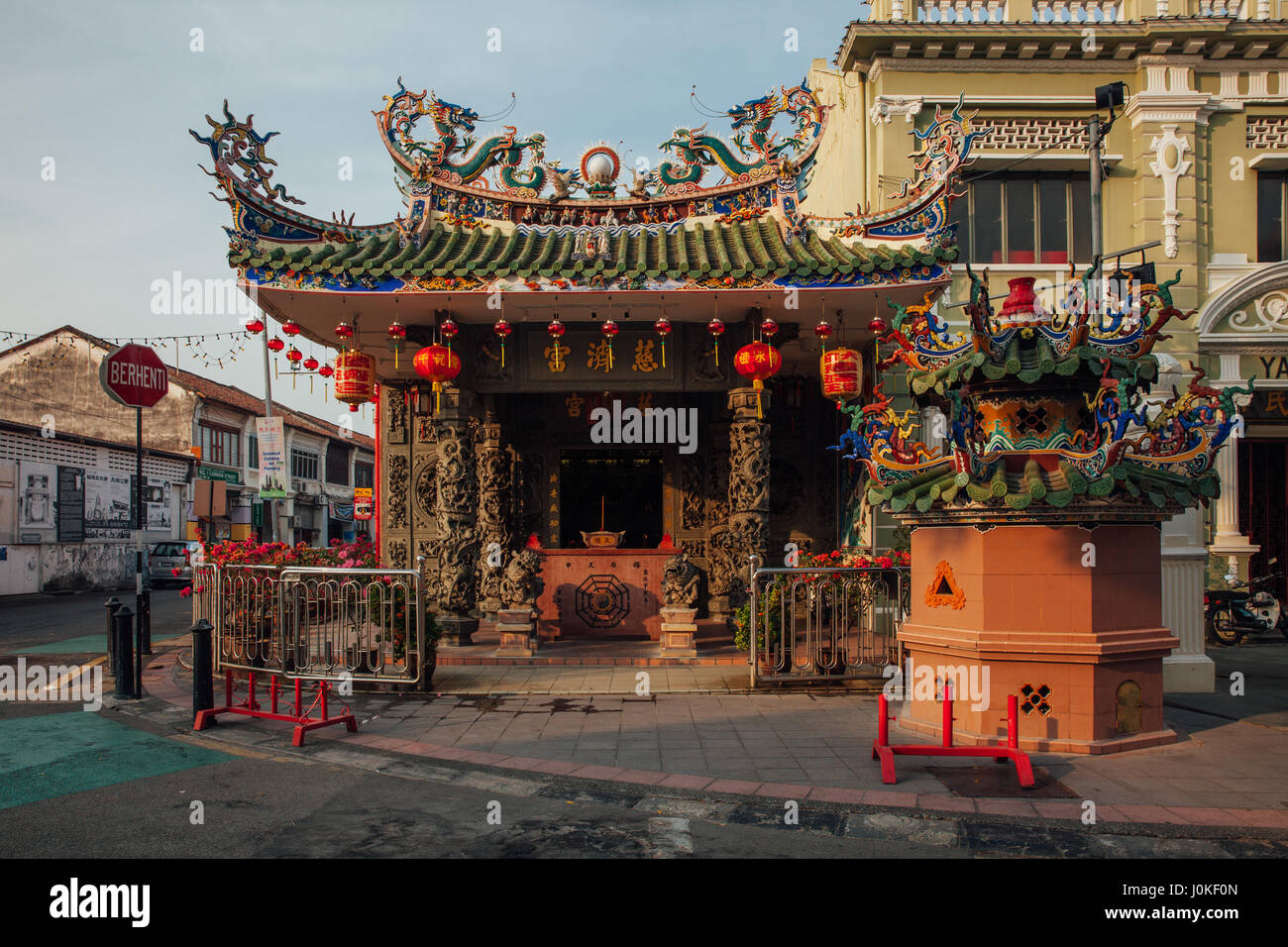 George Town, Malaysia - 21. März 2016: Sonnenuntergang Blick auf den Choo Chay Keong Tempel anschließt, Yap Kongsi Clan Haus, Armenian Street, George Town, Stift Stockfoto