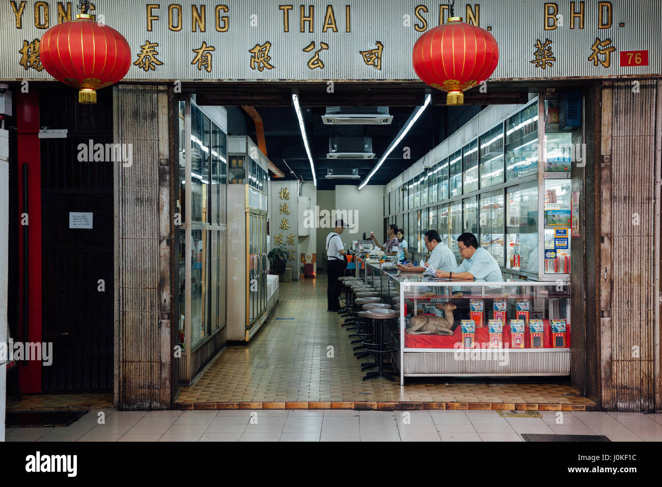 Kuala Lumpur, Malaysia - 17. März 2016: Mann kauft Medizin in traditioneller chinesischer Medizin-Store in Chinatown am 17. März 2016 in Kuala Lumpur, Malaiisch Stockfoto