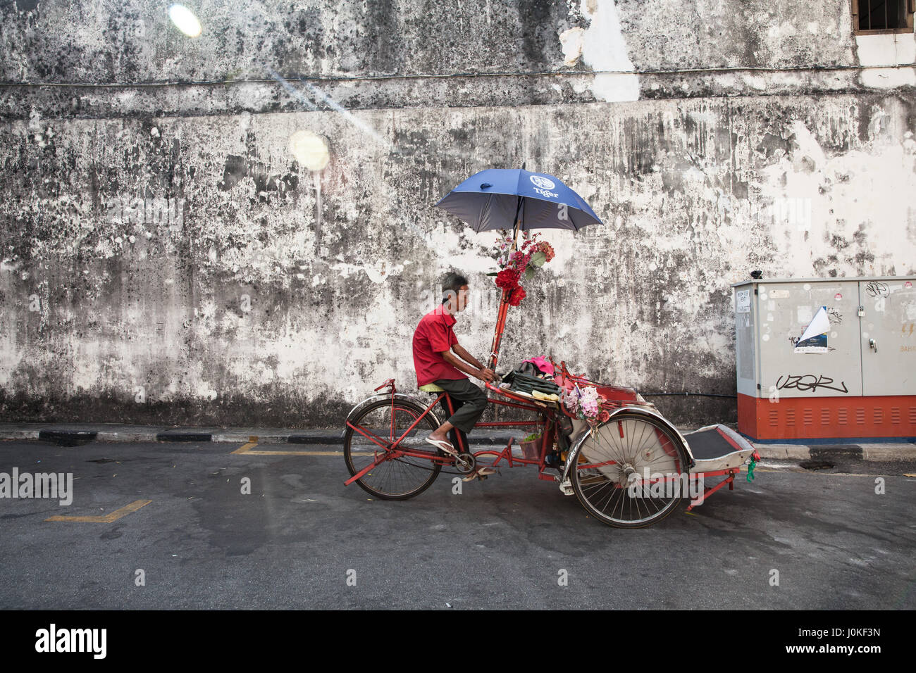 George Town, Malaysia - 21. März 2016: Fahrradrikscha auf der Straße 21. März 2016 in George Town, Penang, Malaysia reitet auf. Stockfoto