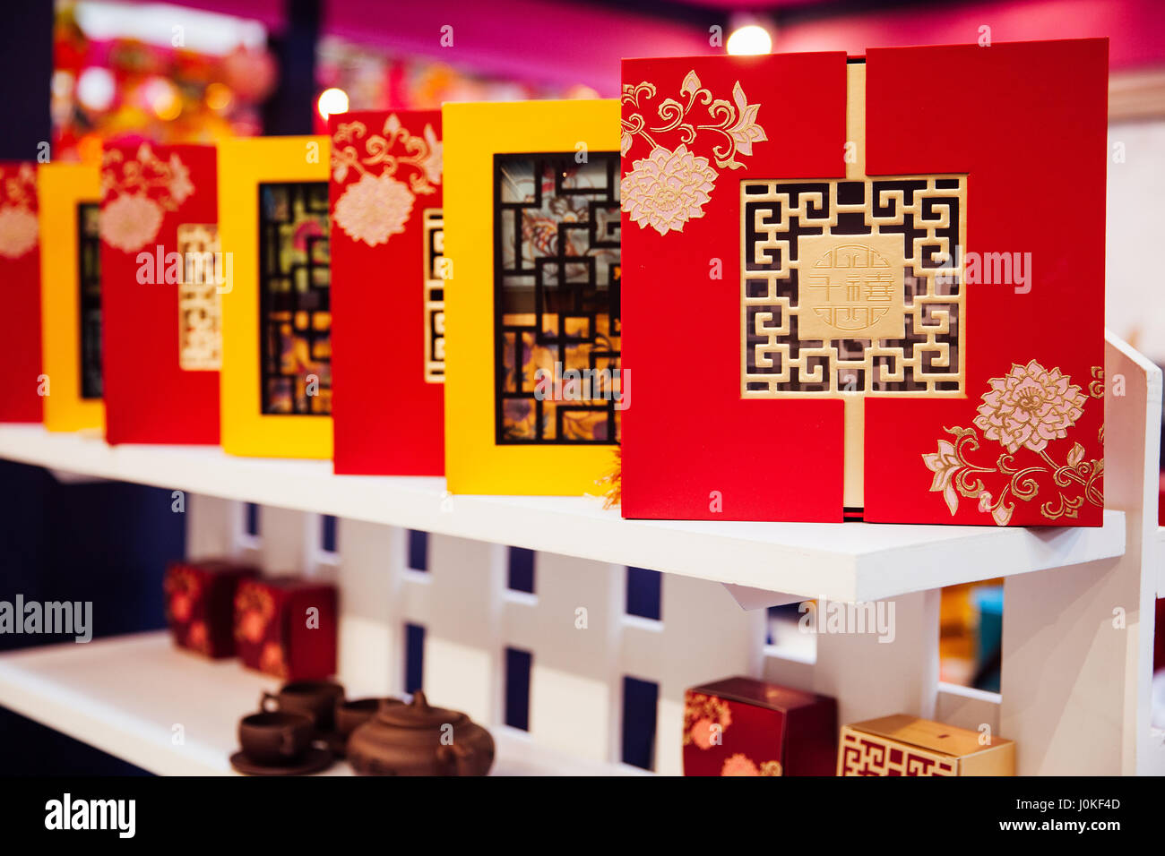 Kuala Lumpur, Malaysia - 14. September 2016: Traditionelle Mondkuchen in der Geschenk-Box für Verkauf im Mid-Autumn Festival feiern am 14. September, Stockfoto
