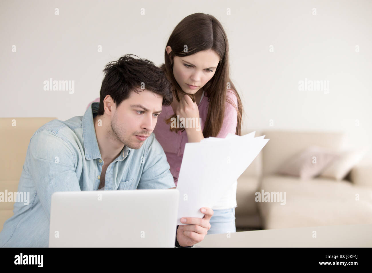 Paar auf der Suche auf Dokumente, Rechnungen, Briefe lesen Berechnung, Stockfoto