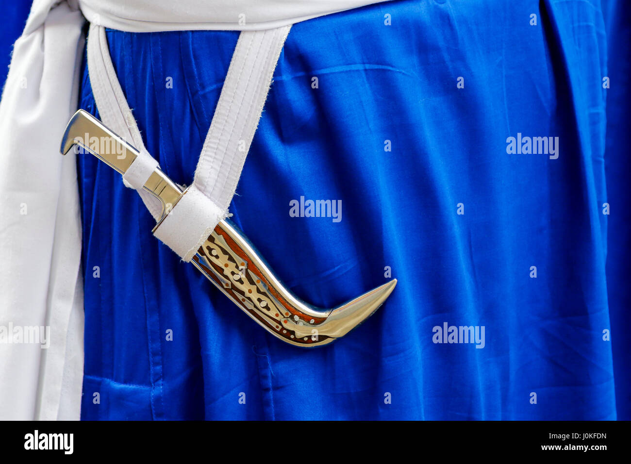 Zeremonielle Dolch oder kirpan durch ein standartenträger getragen während der Sikh jährlichen Feiern des neuen Jahres oder Frühlingsfest oder Spring Harvest als Teil der Stockfoto