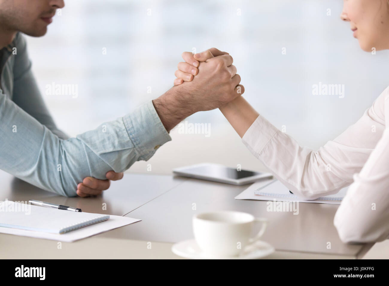 Mann und Frau Armwrestling, Konkurrenz und Geschlecht equa Stockfoto