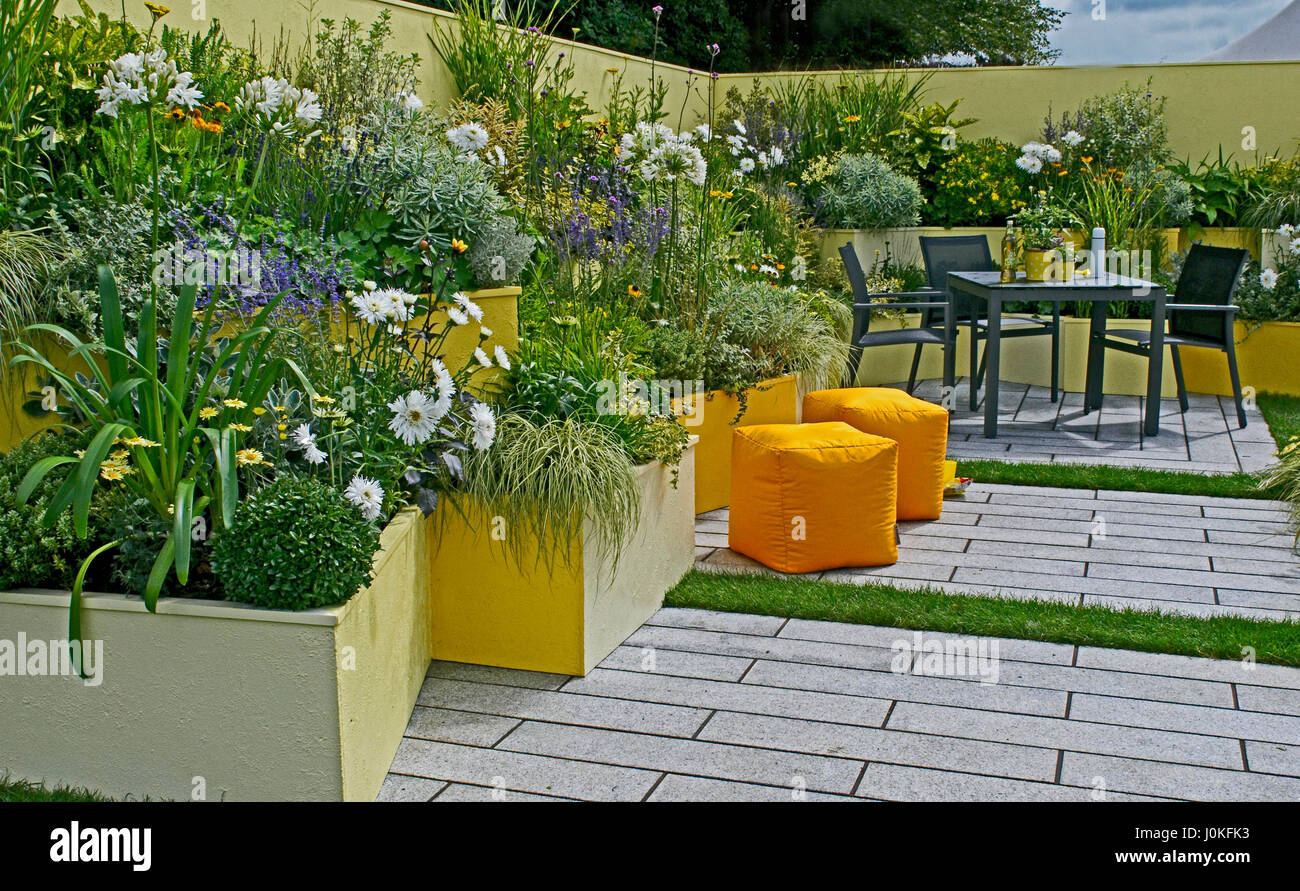 Einen bunten Garten im Innenhof als Erholung Büroraum verwendet Stockfoto