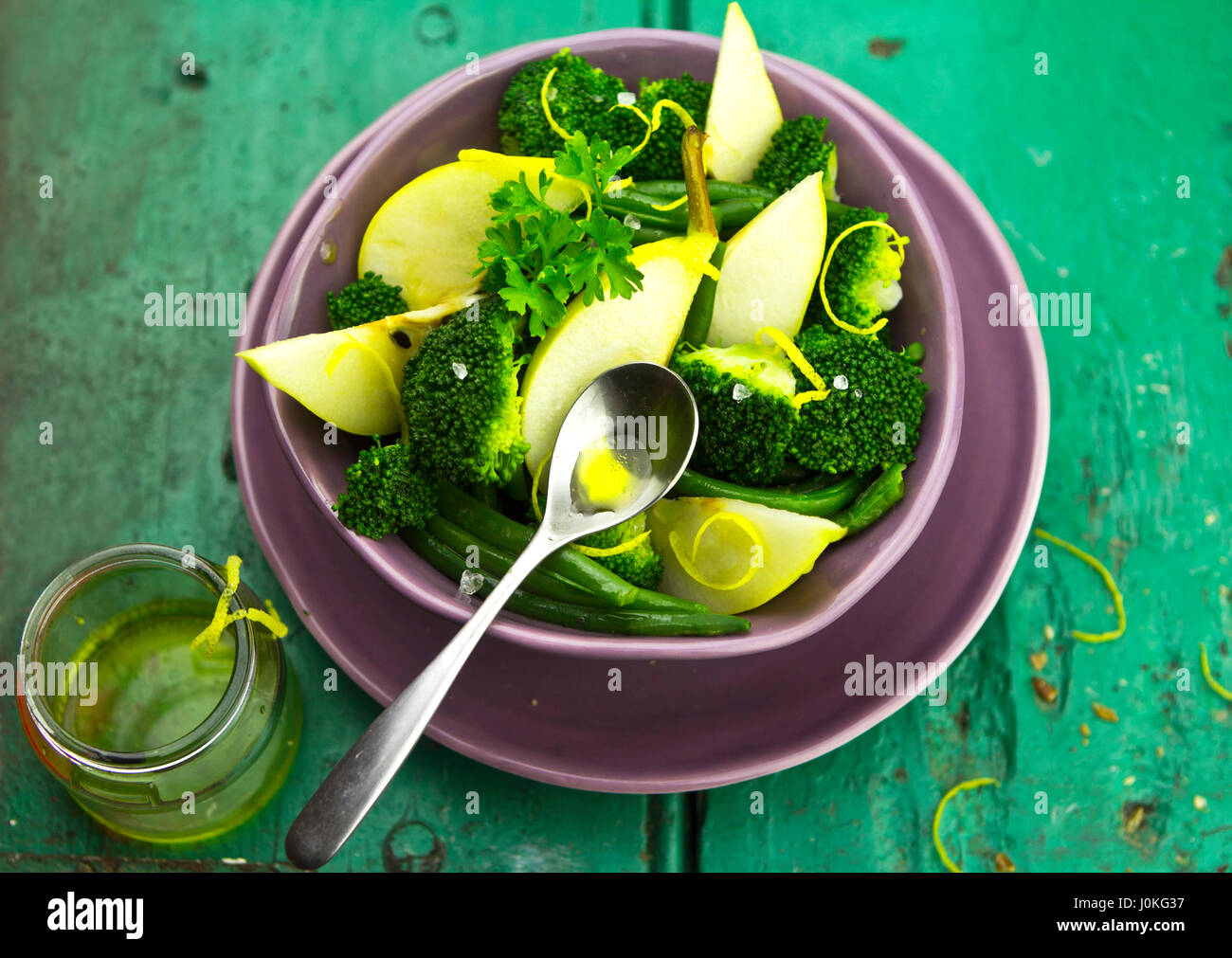 Birne, Brokkoli, grünen Bohnen Salat mit Brot Stockfoto