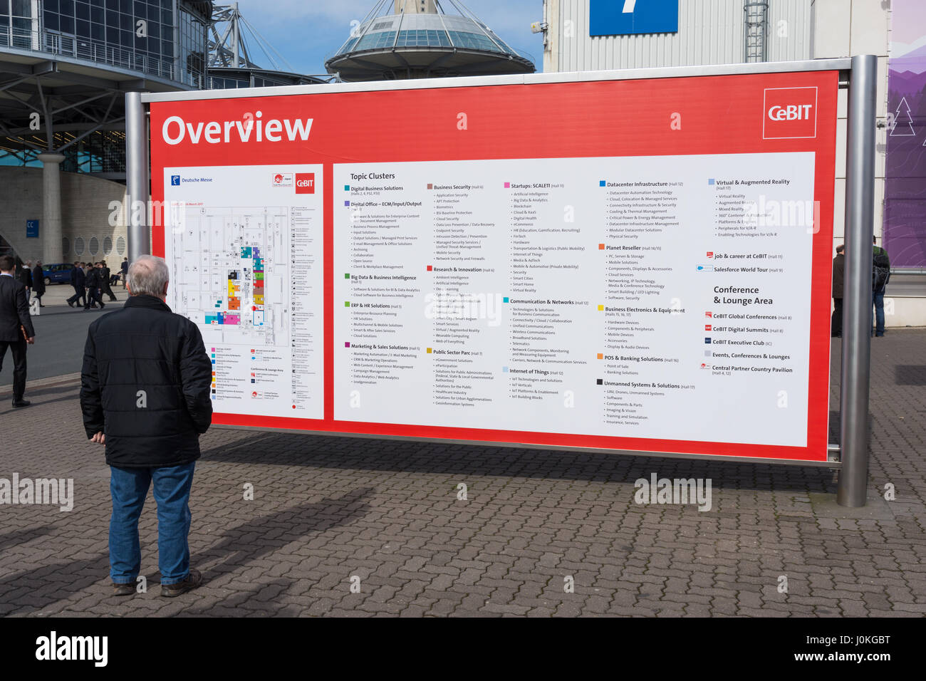 Hannover, Deutschland - 22. März 2017: Mann schaut die Übersicht-Plakat der CeBIT 2017. Die CeBIT ist die weltweit größte Messe für Sie Stockfoto