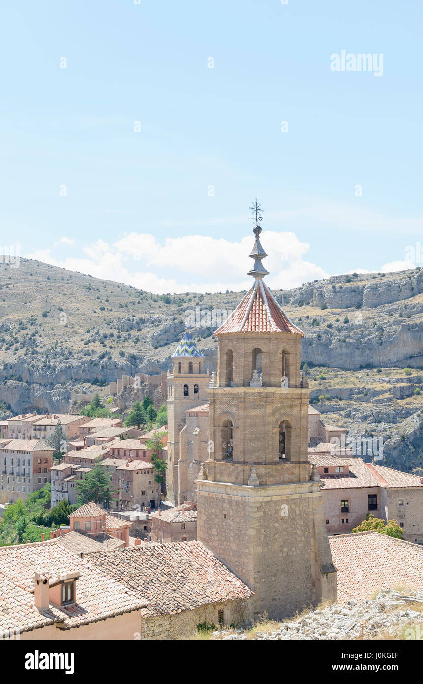 Stadt von Albarracin, verstanden als spanisches Nationaldenkmal in Teruel (Spanien). Blick auf typische Häuser und Sakralbauten. Sommer. Ländlicher Urlaub Stockfoto