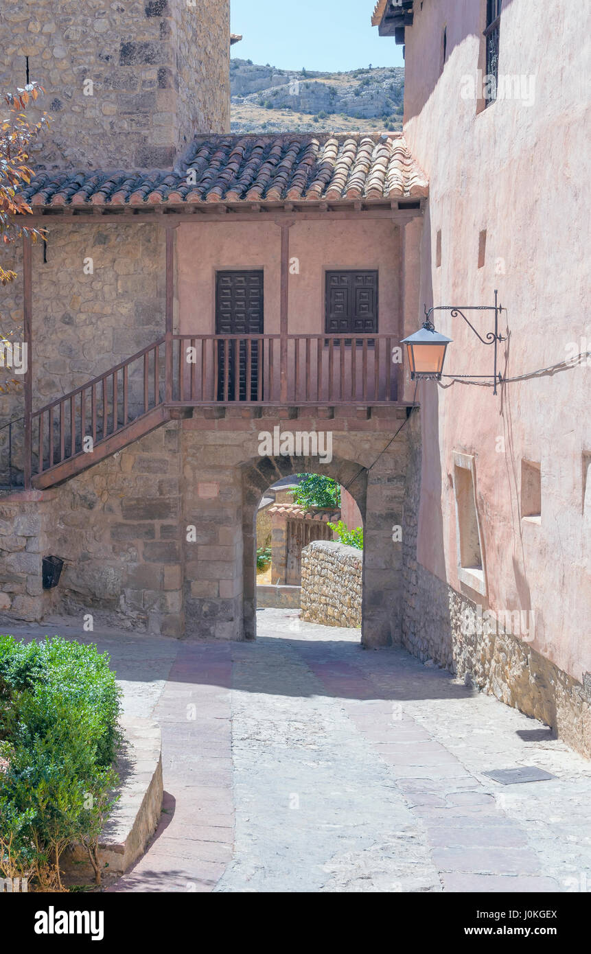 Stadt von Albarracin, verstanden als spanisches Nationaldenkmal in Teruel (Spanien). Beispiel für typische Gebäude auf Portal del Agua Straße. Sommer. Des ländlichen Raums Stockfoto