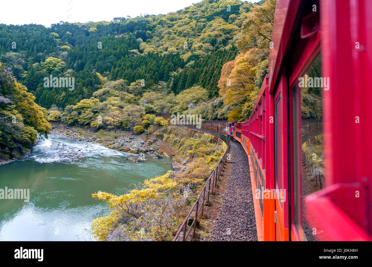 Schöne Berglandschaft und Hozu Fluss von Sagano Scenic Railway gesehen oder romantische Zug in Arashiyama, Japan Stockfoto