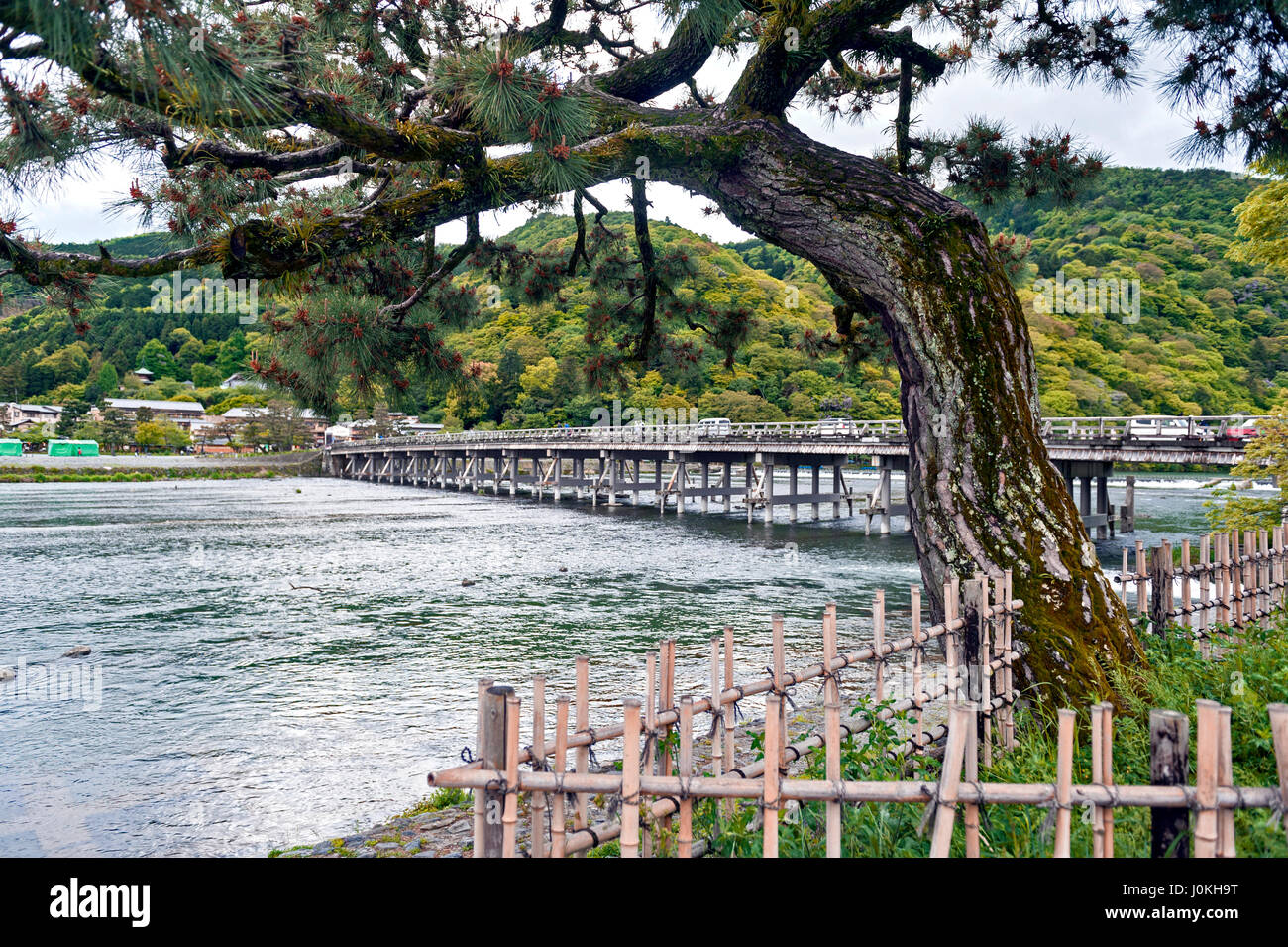 Historische Togetsu-Kyo Brücke über Katsura Fluss in Arashiyama, Kyoto, Japan Stockfoto