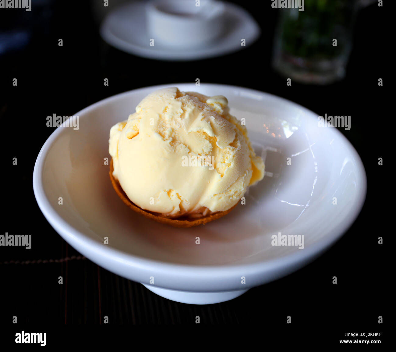 Foto Nahaufnahme einer Kugel Eis im café Stockfoto