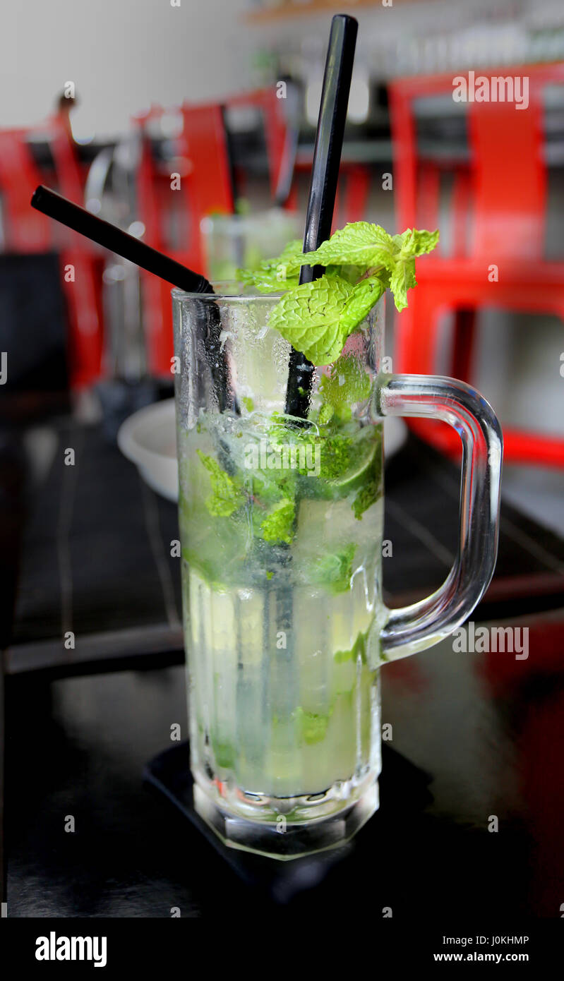 Foto-Objekt große cocktail Mojito in einem restaurant Stockfoto