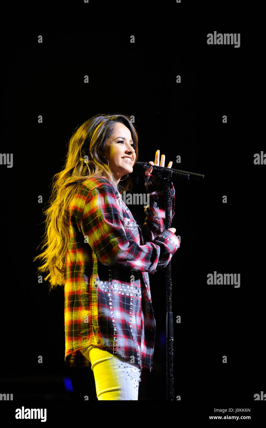 Sängerin Becky G führt live auf The Salvation Army The Red Wasserkocher Rockkonzert am Microsoft-Theater am 5. Dezember 2015 in Los Angeles, Kalifornien. Stockfoto