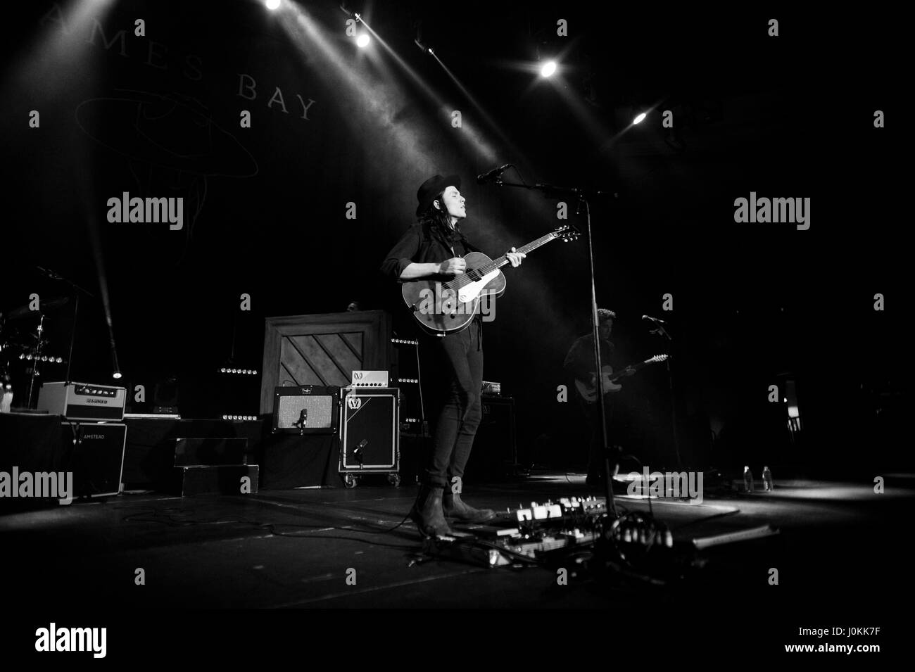 Sänger James Bay führt auf die Hollywood Palladium am 1. Dezember 2015 in Hollywood, Kalifornien. (Digital verändert schwarz weiß) Stockfoto