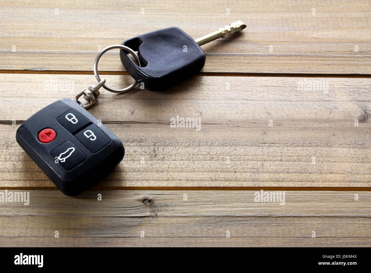 Autoschlüssel auf hölzernen Hintergrund Stockfoto