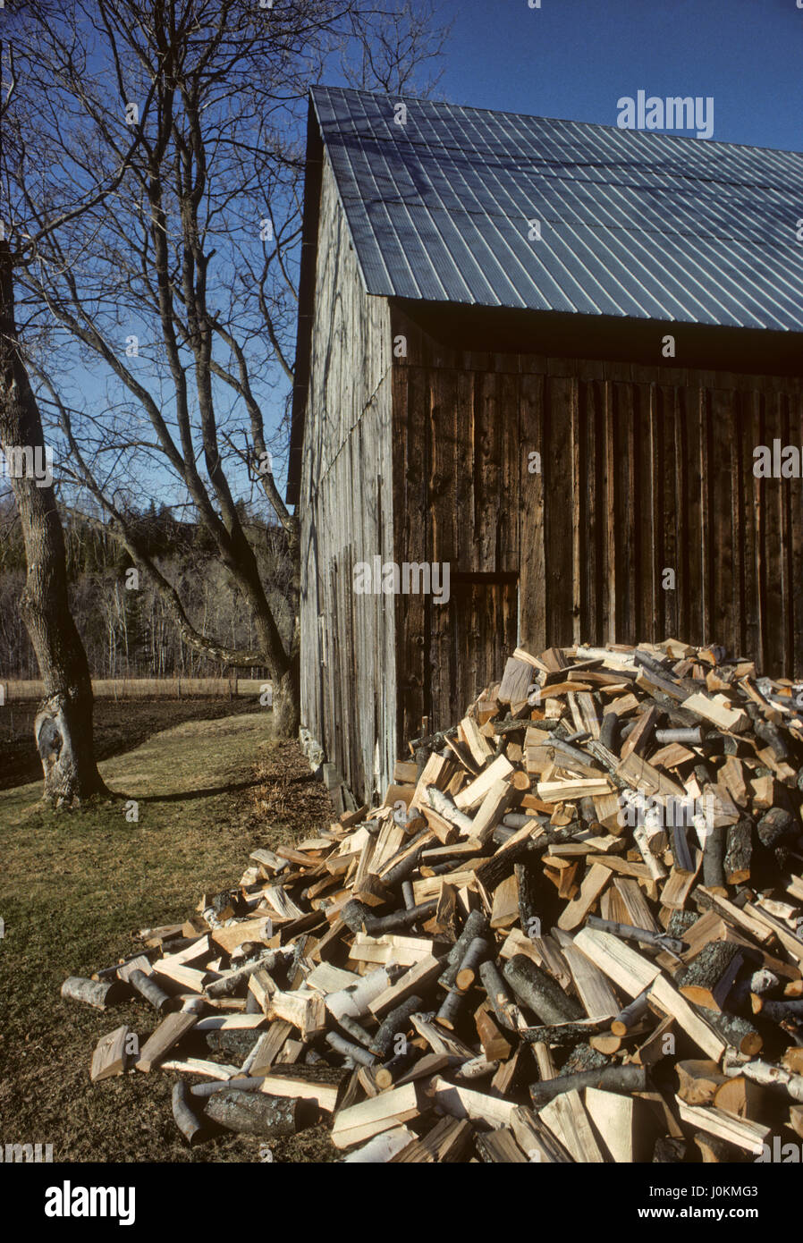 Holzstapel neben Scheune, Beebe, Quebec, Kanada Stockfoto