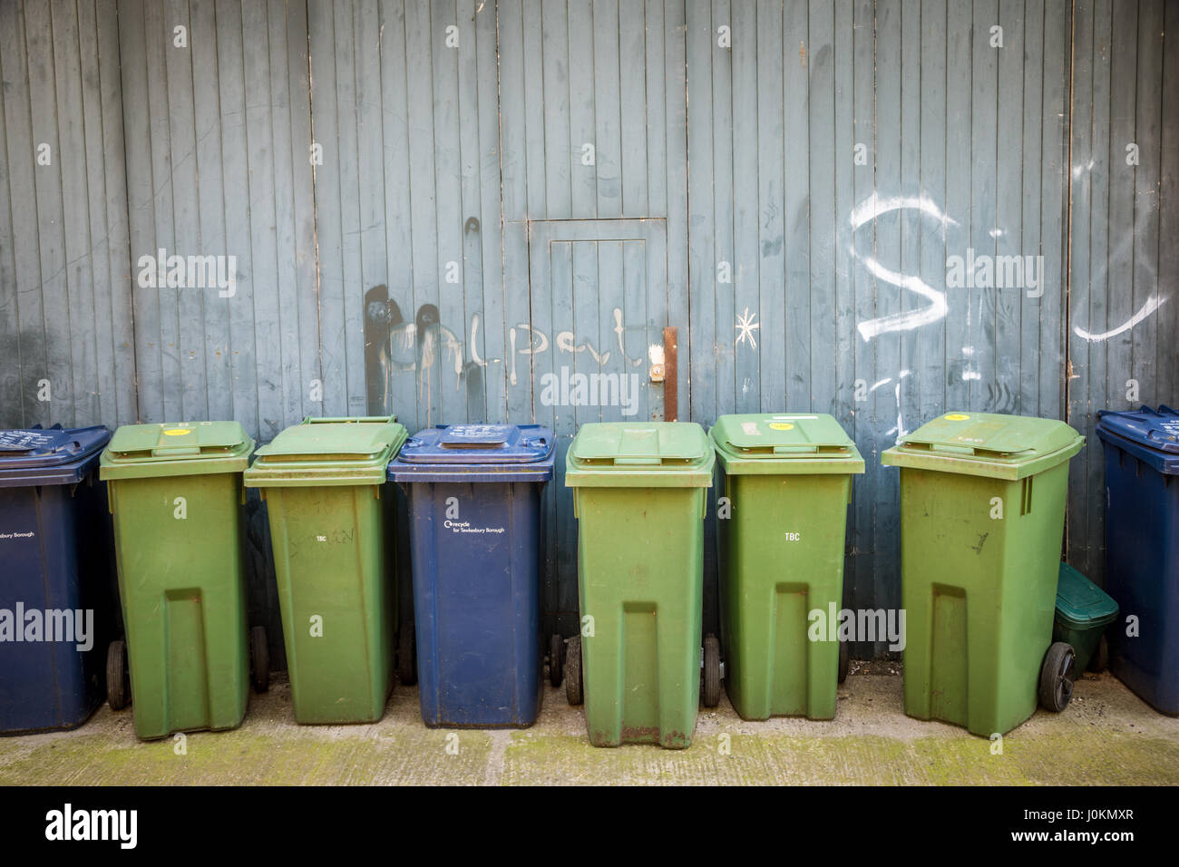 Reihe von Mülltonnen oder Mülltonnen Müll in einer Seitenstraße in der Stadt Stockfoto