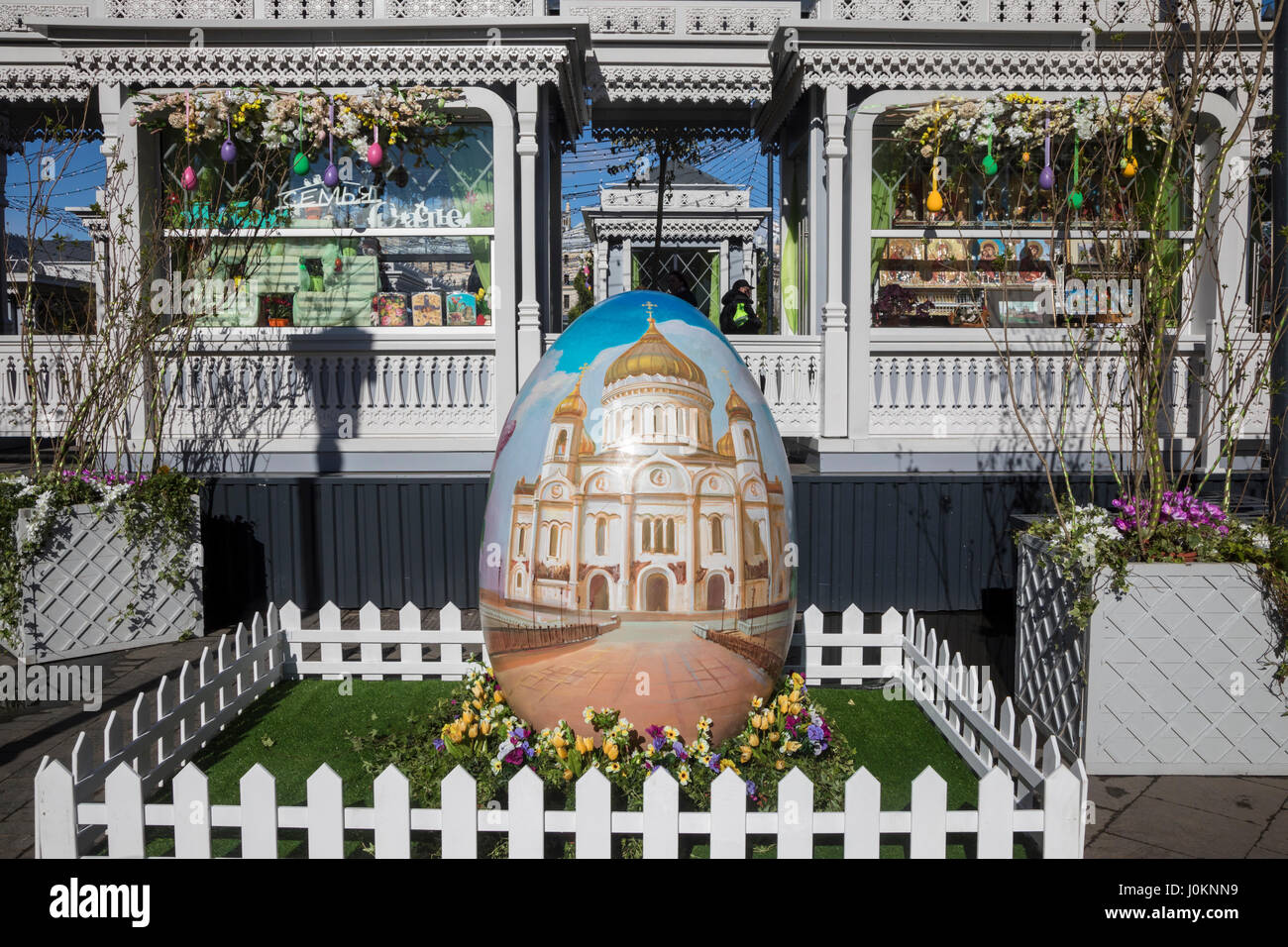 Osterei mit dem Bild der Christ-Erlöser-Kathedrale an der Ostermesse auf dem Platz der Revolution während der Feier installiert Stockfoto
