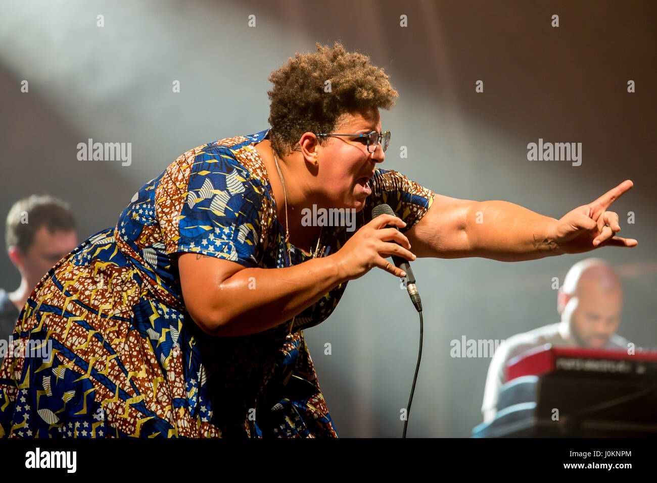 BARCELONA - JUL 10: Alabama Shakes (Blues-Rock-Band) führen im Konzert beim Sommerfest 2016 Cruilla am 10. Juli 2016 in Barcelona, Spanien. Stockfoto