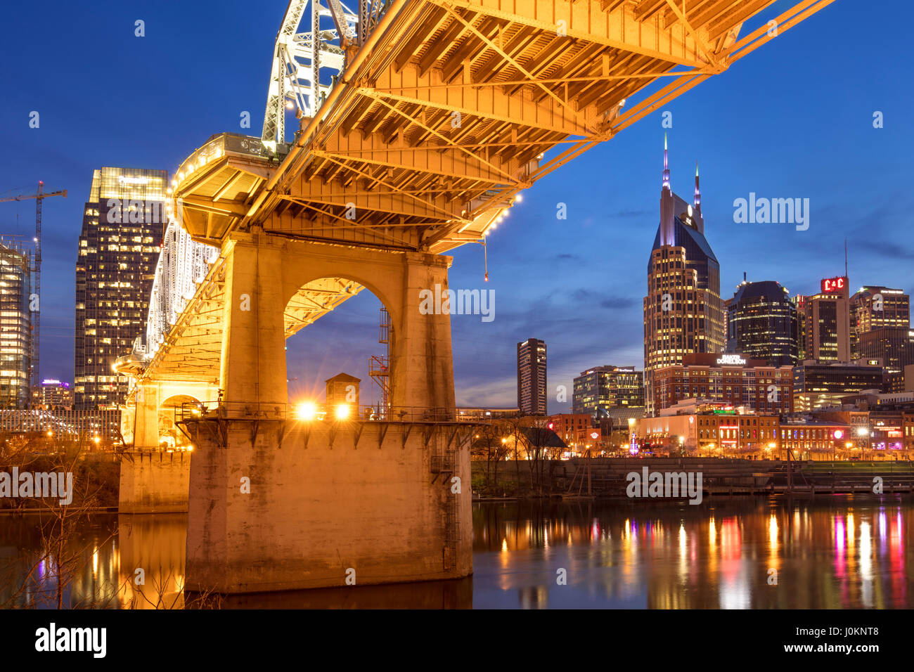 Twilight unter der John Seigenthaler Fußgänger Brücke über den Cumberland River mit Skyline von Nashville, Tennessee, USA Stockfoto