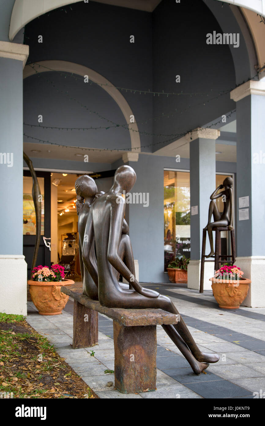 Skulptur Bronze paar auf einer Parkbank am Eingang der Engländer Fine Art Galerie, Naples, Florida, USA Stockfoto