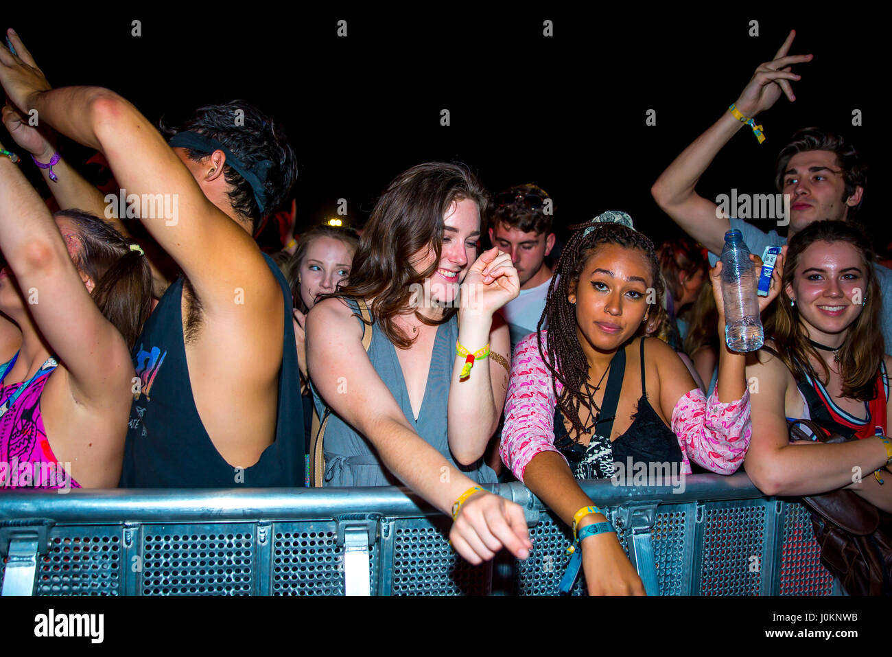 BENICASSIM, Spanien - 14 JUL: Das Publikum in einem Konzert am FIB Festival am 14. Juli 2016 in Benicassim, Spanien. Stockfoto