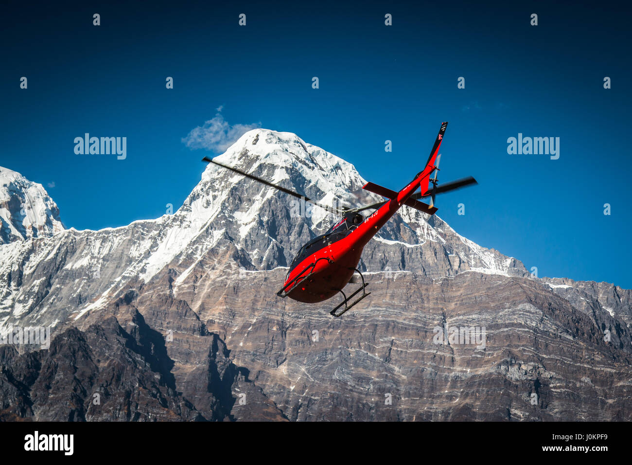 Ein Rettungshubschrauber nach einer vermissten Person auf dem Mardi Himal trek, Nepal Stockfoto