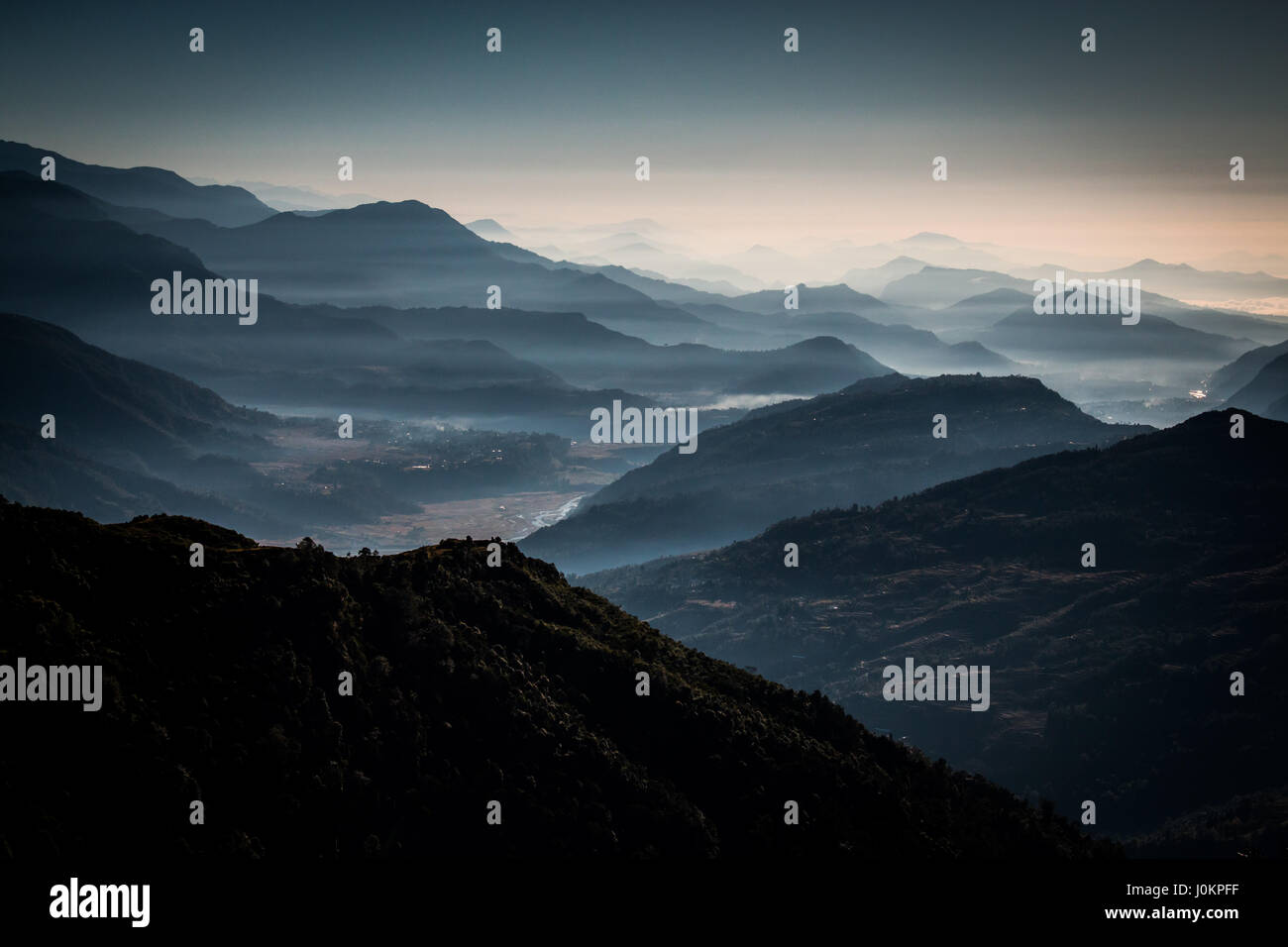 Die niedrig liegenden Schicht Nebel Blick hinunter ins Tal Stockfoto