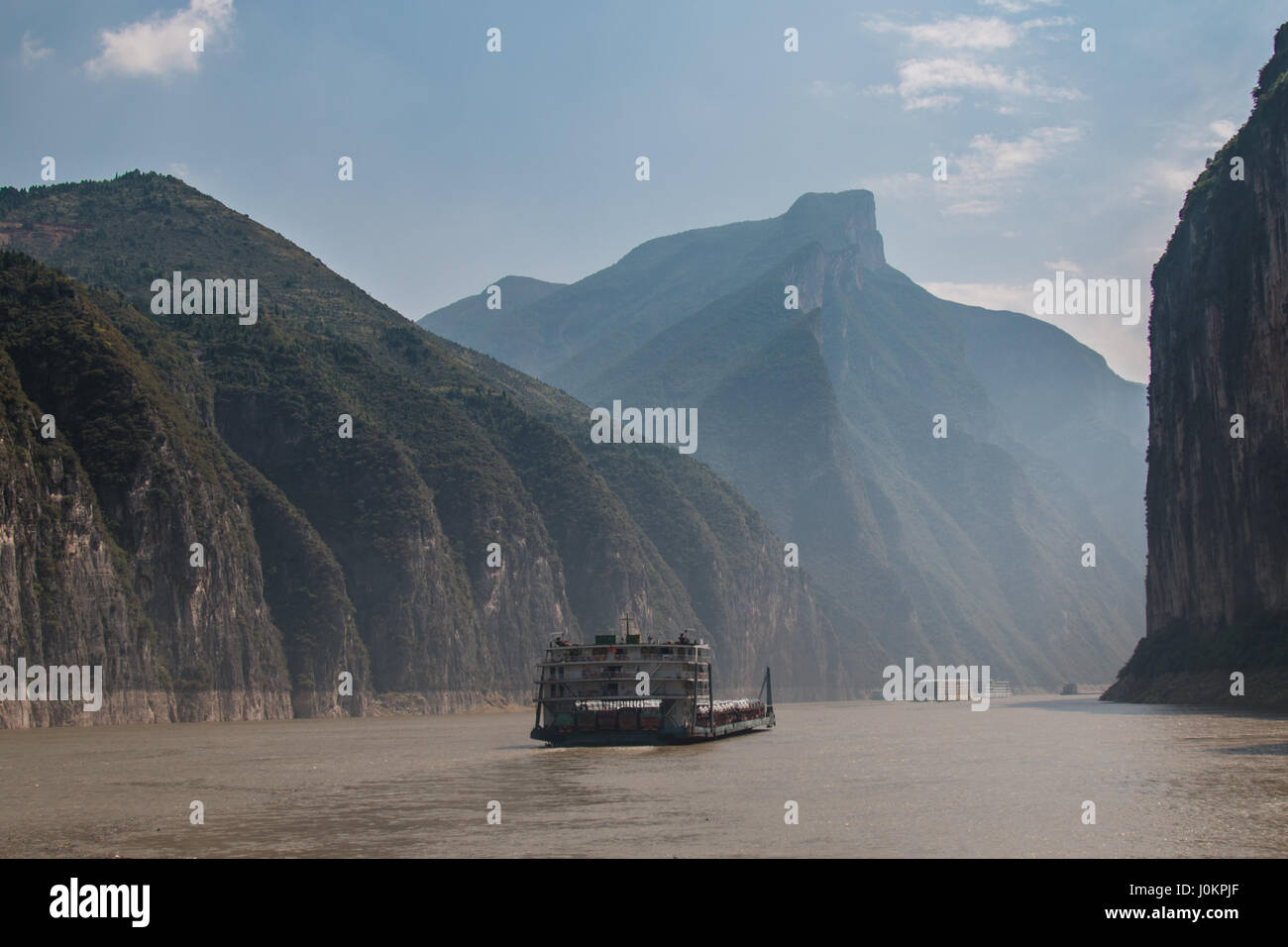 Reisen durch ein großes Tal des Flusses Jangtse in China. Stockfoto