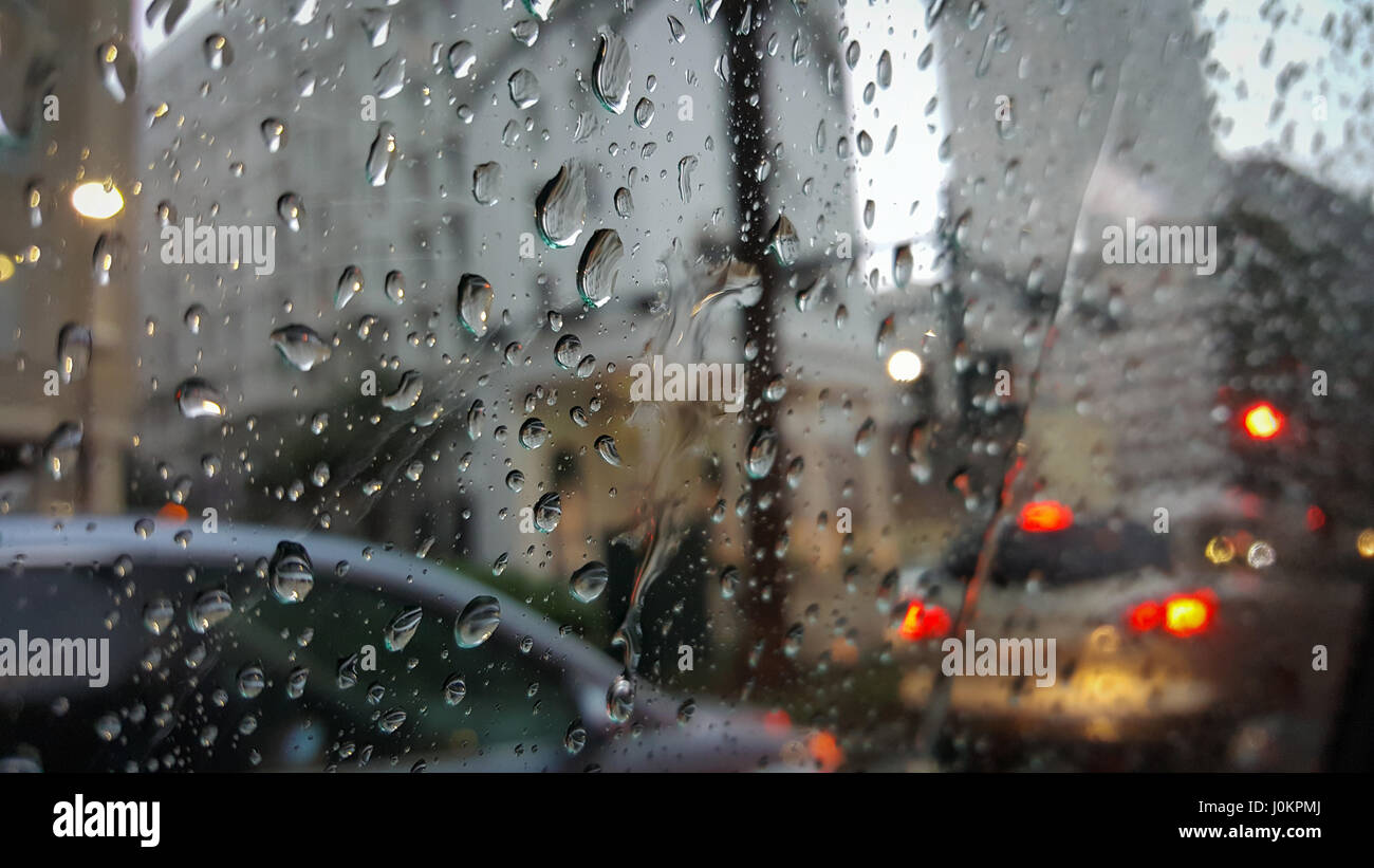 New Orleans Downtown, Verkehr Blick durch das Fenster. Regen fällt auf das  Auto Fenster. regnerischen, stürmischen Wetter, dark sky, verschwommenen  Hintergrund Stockfotografie - Alamy
